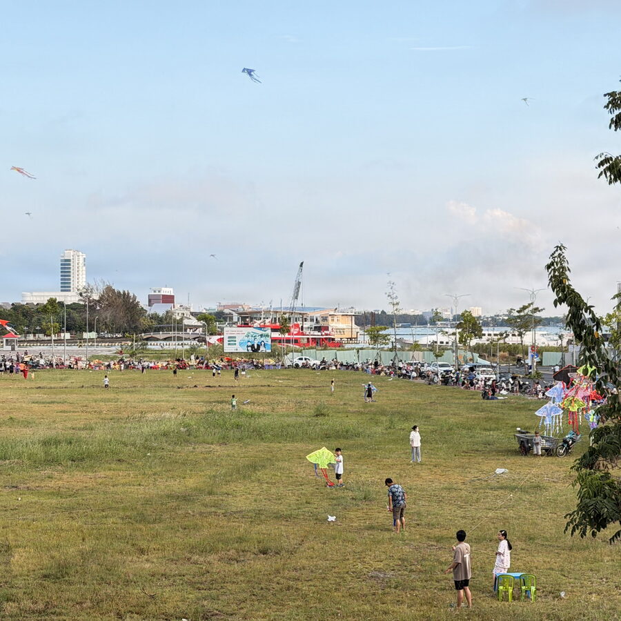 Rạch Giá at sunset, and kites over the field by the waterfront.