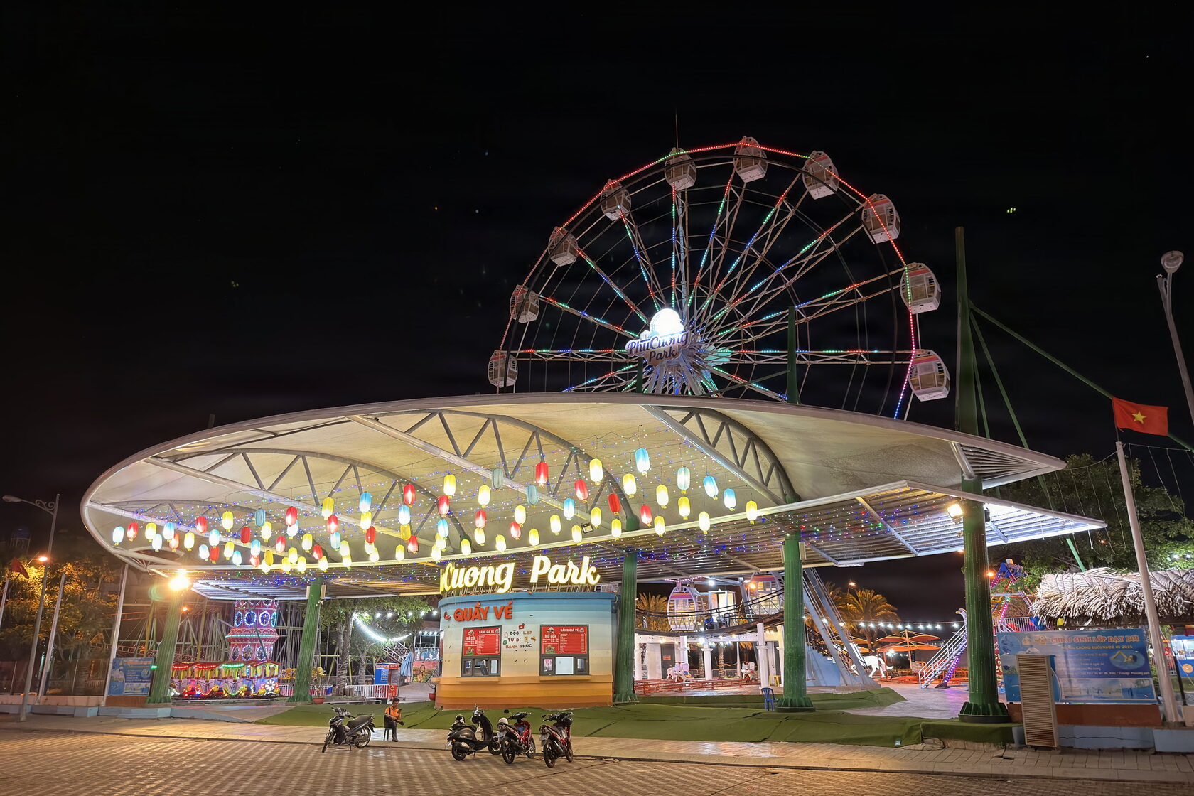 The Phú Cường amusement park and night market street food.